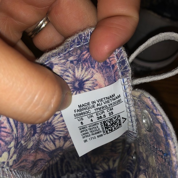 BRAND NEW GREY CONVERSE - Picture 7 of 7